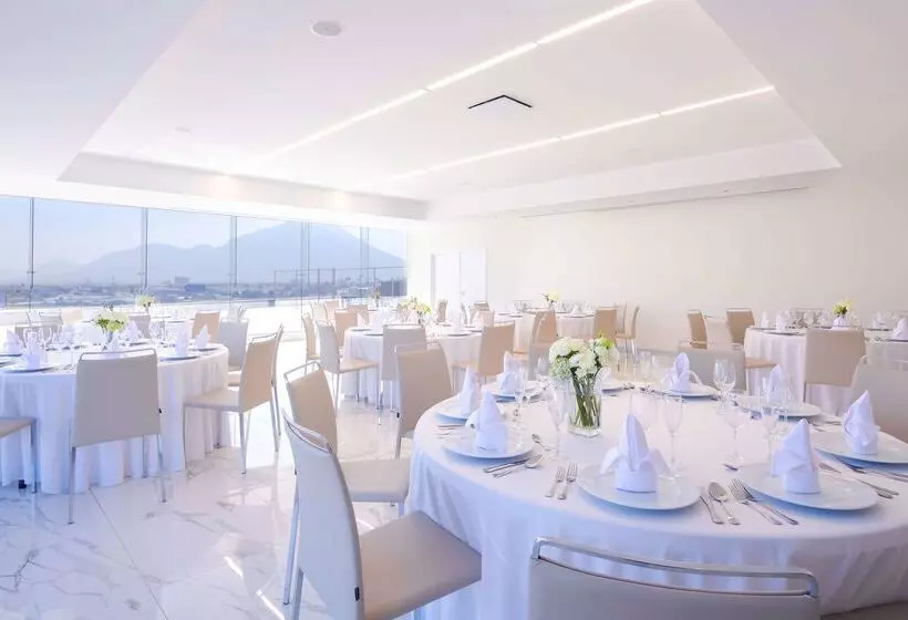 ホテル NH Monterrey La Fe