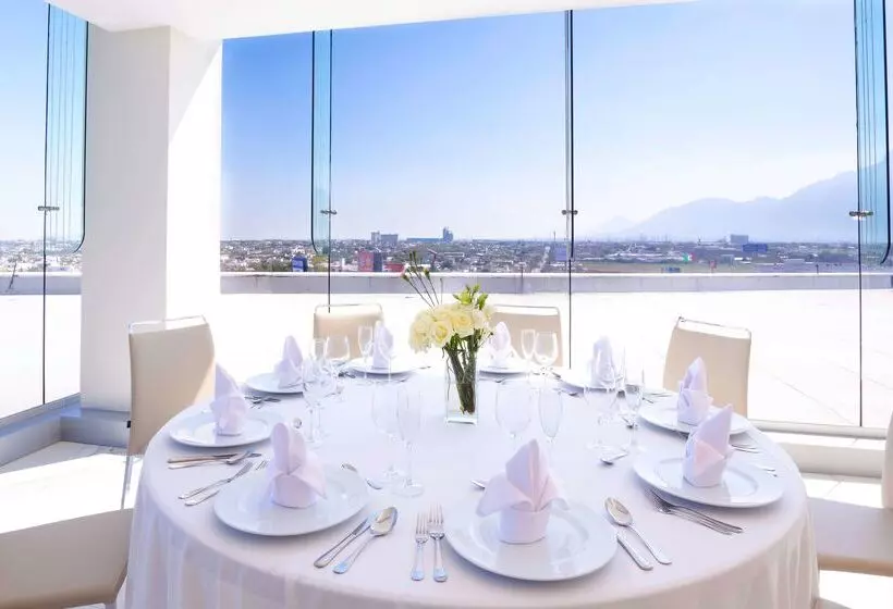 ホテル NH Monterrey La Fe