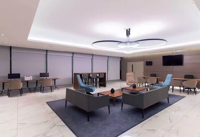 ホテル NH Monterrey La Fe