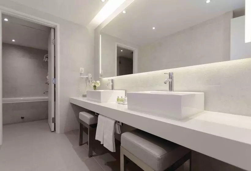 ホテル NH Monterrey La Fe