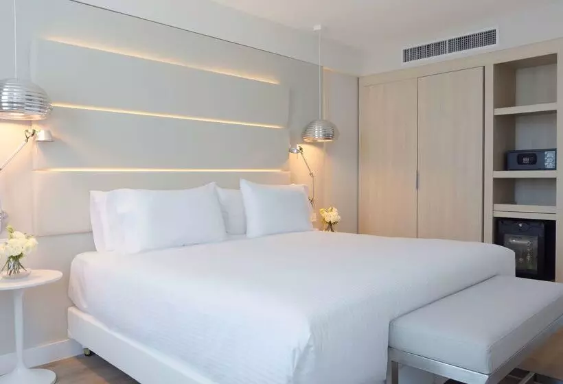 ホテル NH Monterrey La Fe