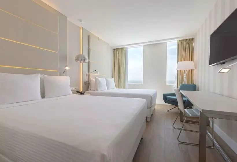 ホテル NH Monterrey La Fe