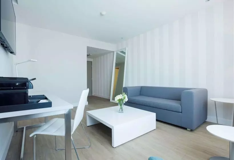 ホテル NH Monterrey La Fe