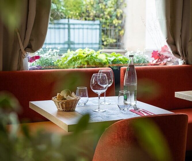 Отель Saint Laurent