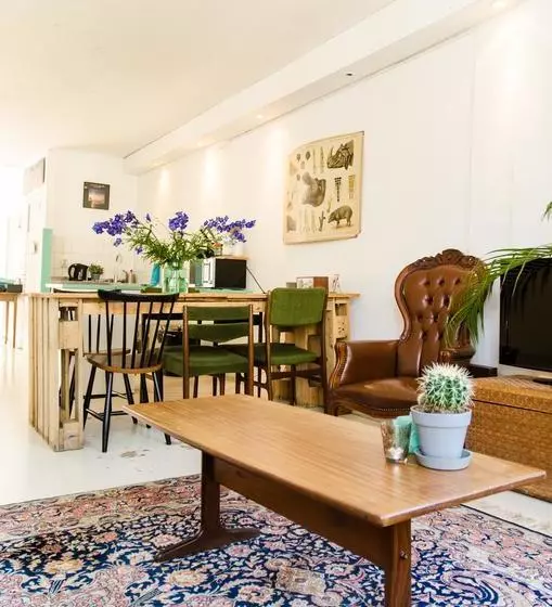 تختخواب و صبحانه The One Roomed Guesthouse