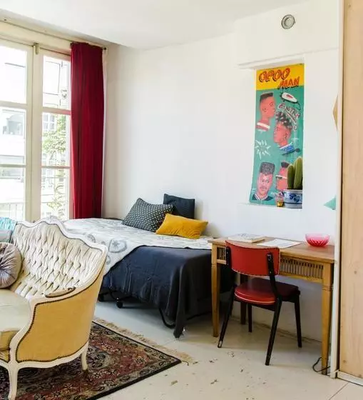 تختخواب و صبحانه The One Roomed Guesthouse