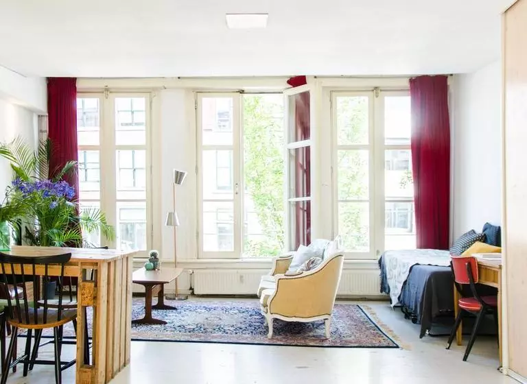 تختخواب و صبحانه The One Roomed Guesthouse