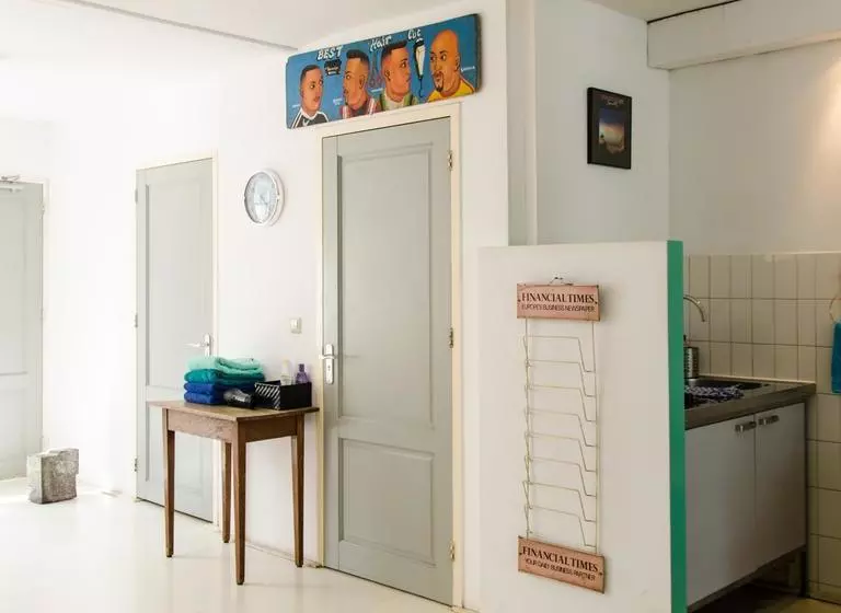 تختخواب و صبحانه The One Roomed Guesthouse