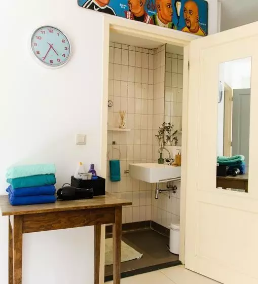 تختخواب و صبحانه The One Roomed Guesthouse