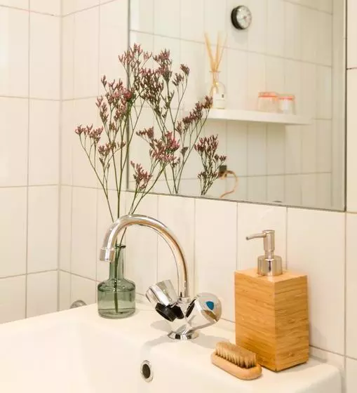 تختخواب و صبحانه The One Roomed Guesthouse