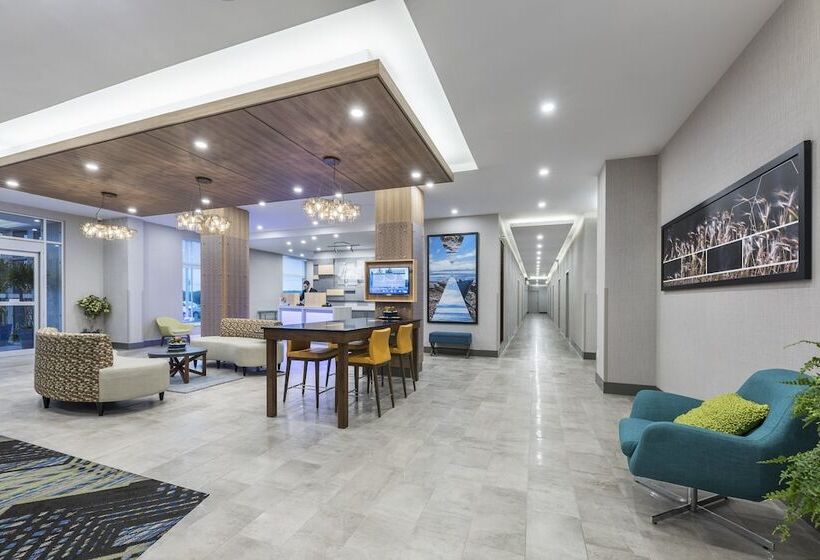 هتل Holiday Inn Express & Suites Moncton, An Ihg