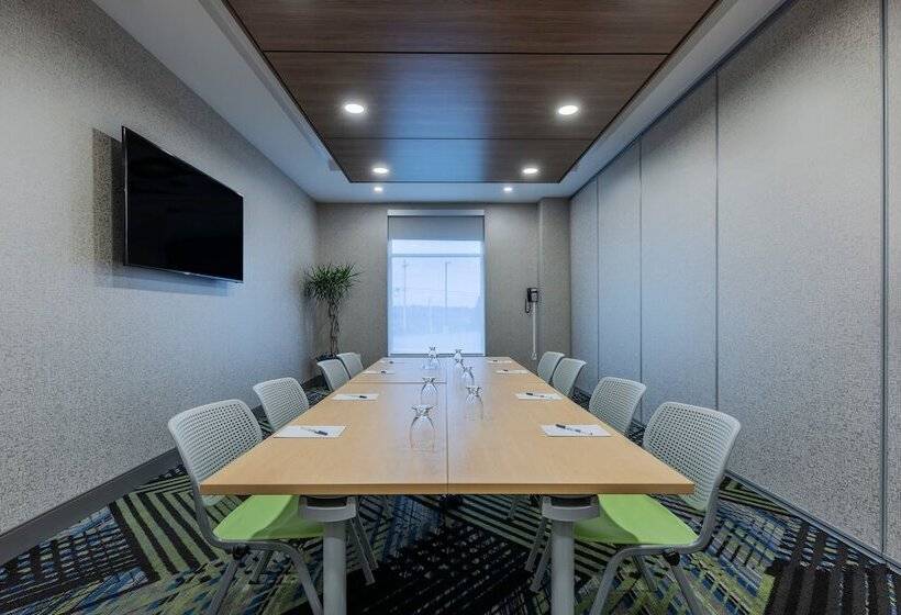 هتل Holiday Inn Express & Suites Moncton, An Ihg