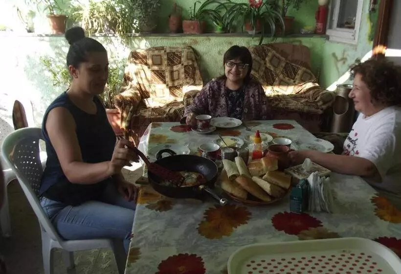 هاستل Lovely Goris