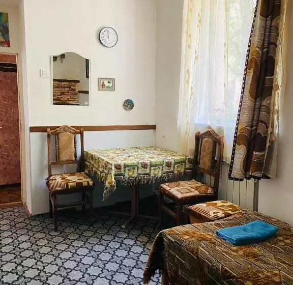 هاستل Lovely Goris