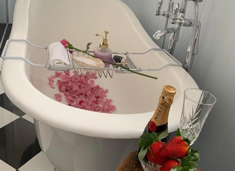 فندق Josephines Luxury Accommodation