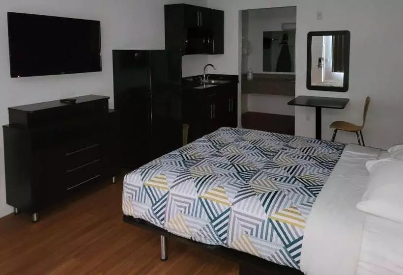 Hotelli Rodeway Inn & Suites Thousand Palms   Rancho Mirage