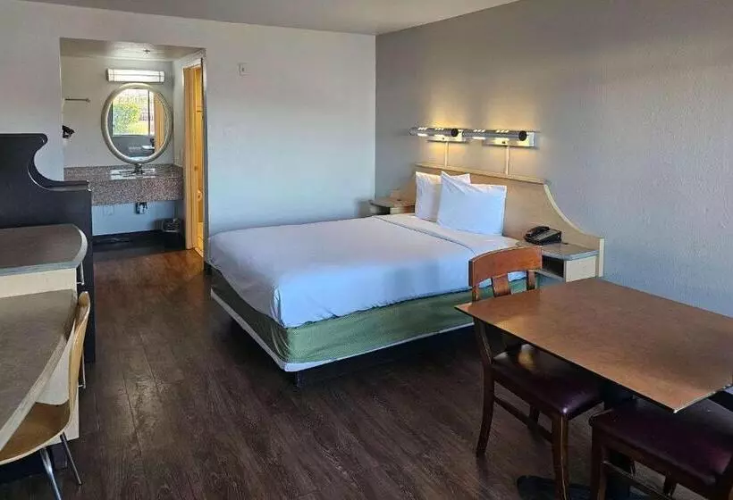 Hotelli Rodeway Inn & Suites Thousand Palms   Rancho Mirage