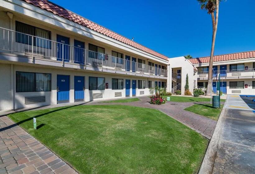 فندق Rodeway Inn & Suites Thousand Palms Rancho Mirage