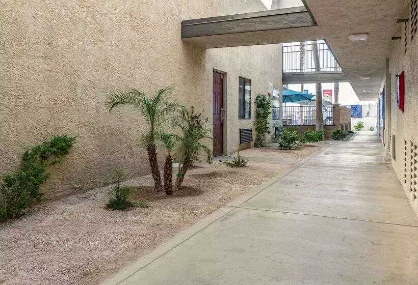 Hotelli Rodeway Inn & Suites Thousand Palms   Rancho Mirage