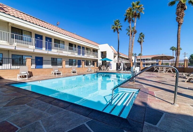 فندق Rodeway Inn & Suites Thousand Palms Rancho Mirage