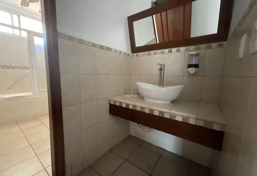 هتل Cayman Suites