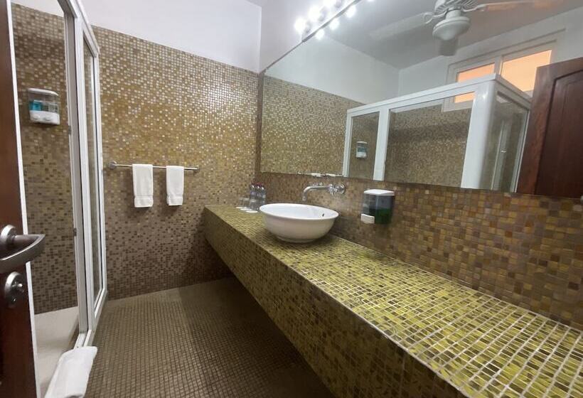 هتل Cayman Suites