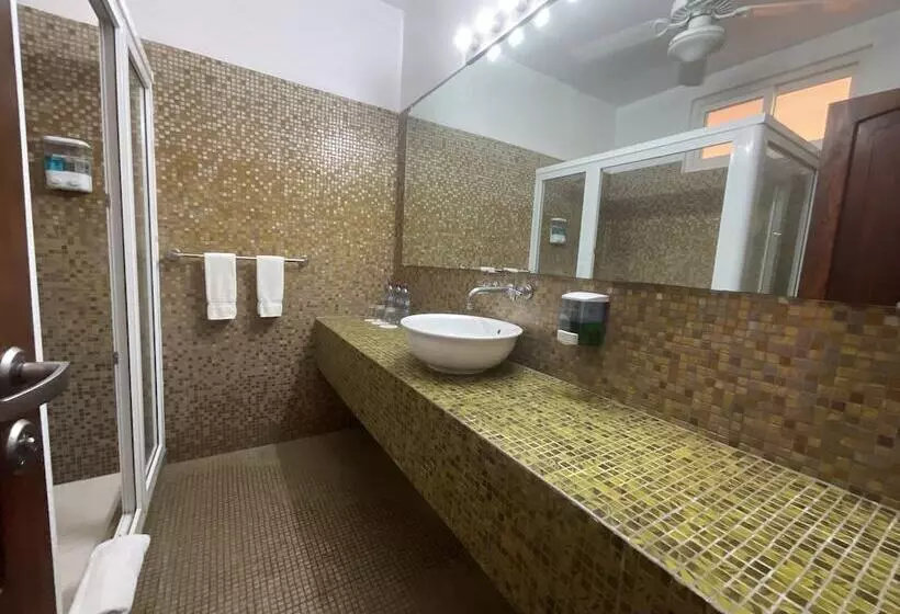 هتل Cayman Suites