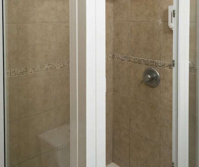 هتل Cayman Suites