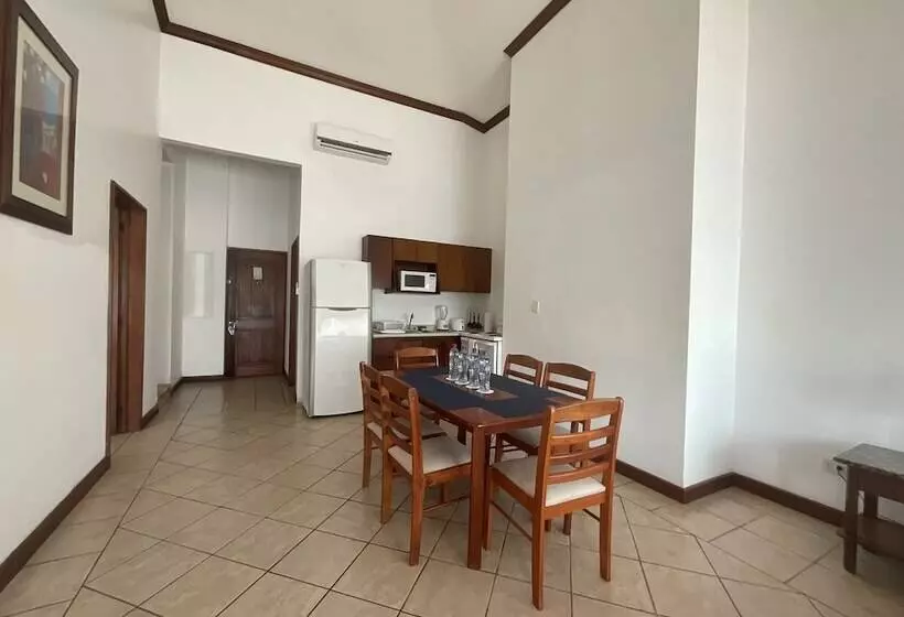 هتل Cayman Suites