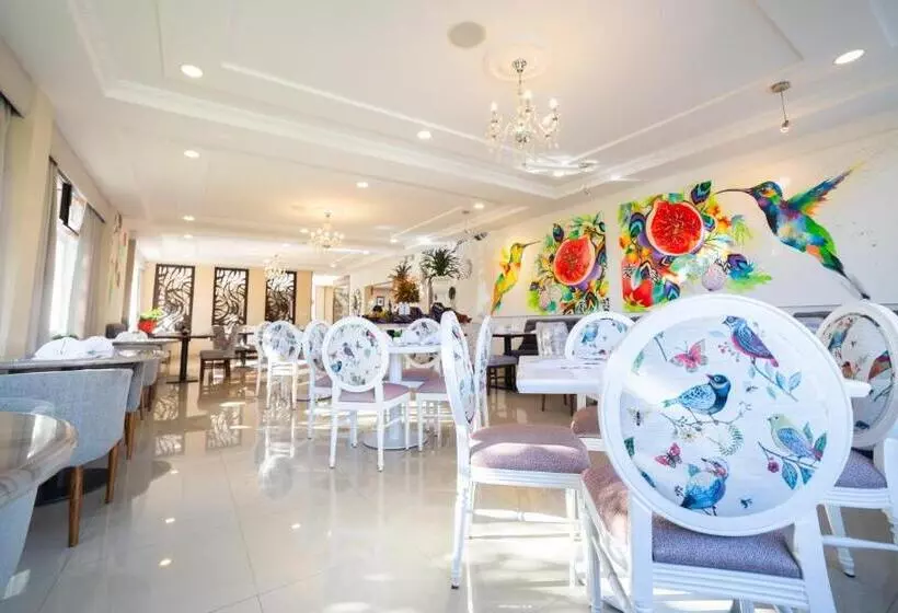 Quindeloma Art Hotel And Gallery