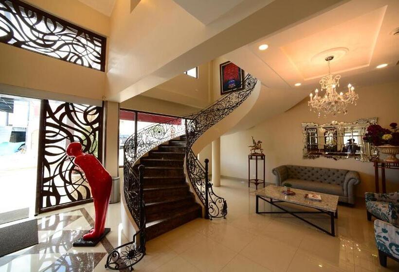 Quindeloma Art Hotel And Gallery