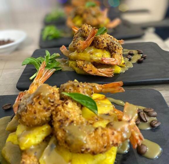 Quindeloma Art Hotel And Gallery