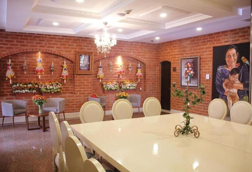 Quindeloma Art Hotel And Gallery