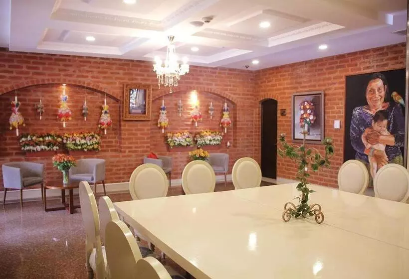 Quindeloma Art Hotel And Gallery