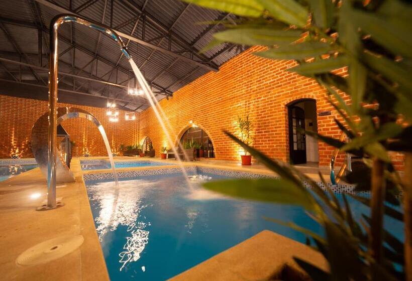 Quindeloma Art Hotel And Gallery