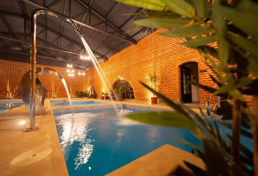 Quindeloma Art Hotel And Gallery