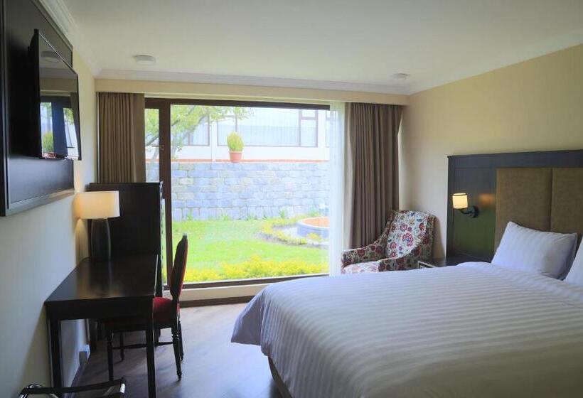 Quindeloma Art Hotel And Gallery