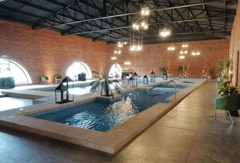 Quindeloma Art Hotel And Gallery