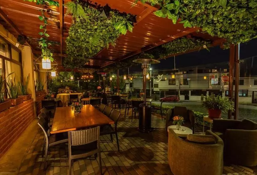 Quindeloma Art Hotel And Gallery