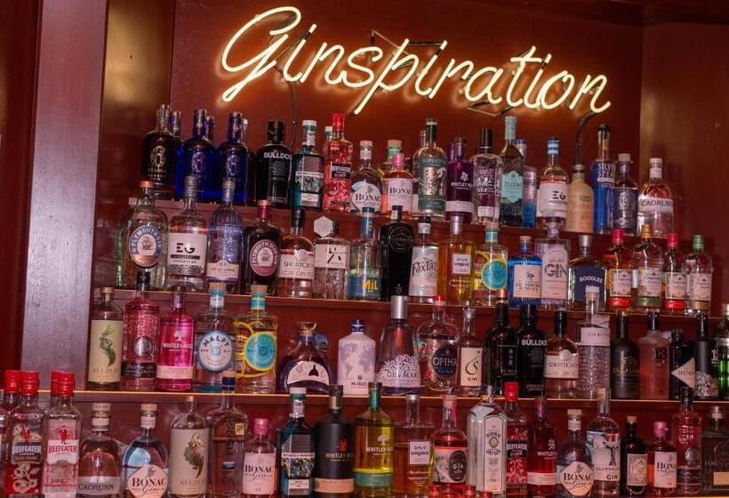 The Strand Hotel, The Former Residence Of Oscar Wilde