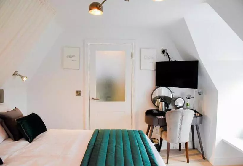 The Strand Hotel, The Former Residence Of Oscar Wilde