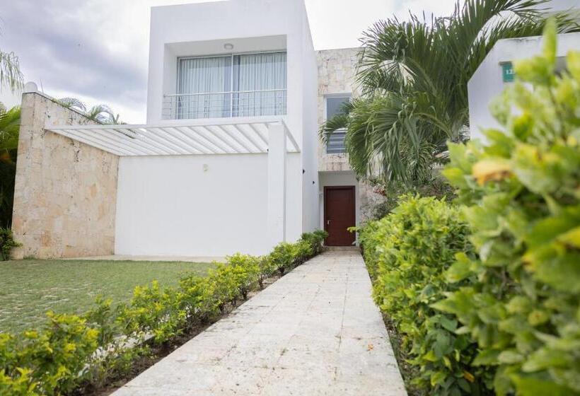 استراحتگاه Ka Romana Residences