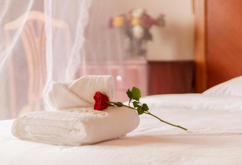 Отель Duomo And Suites