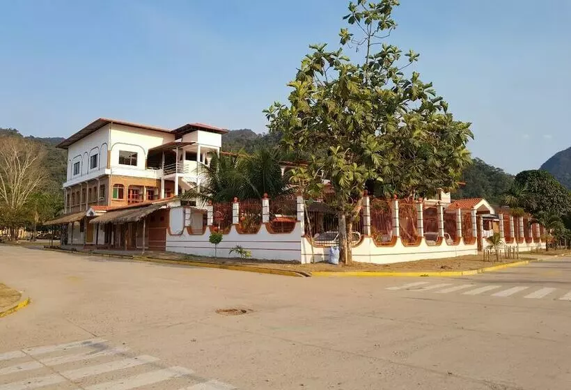 هتل Takana