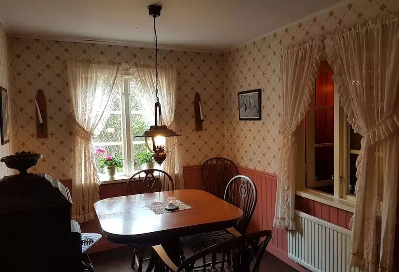 Aamiaismajoitus (B&B) Den Sovande älgen