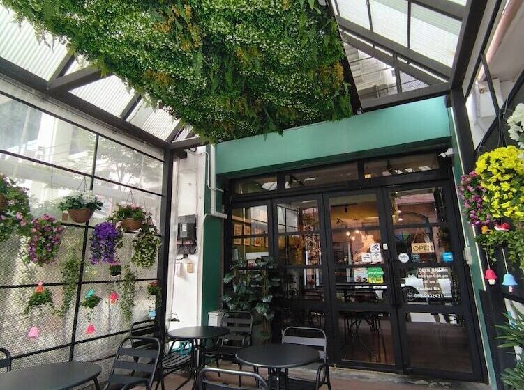 Nimman Nest Hostel & Cafe