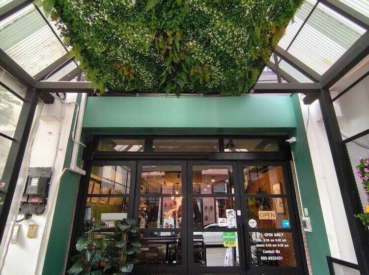 Nimman Nest Hostel & Cafe