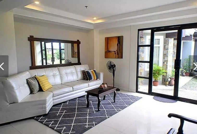 هتل The Guest House Laoag