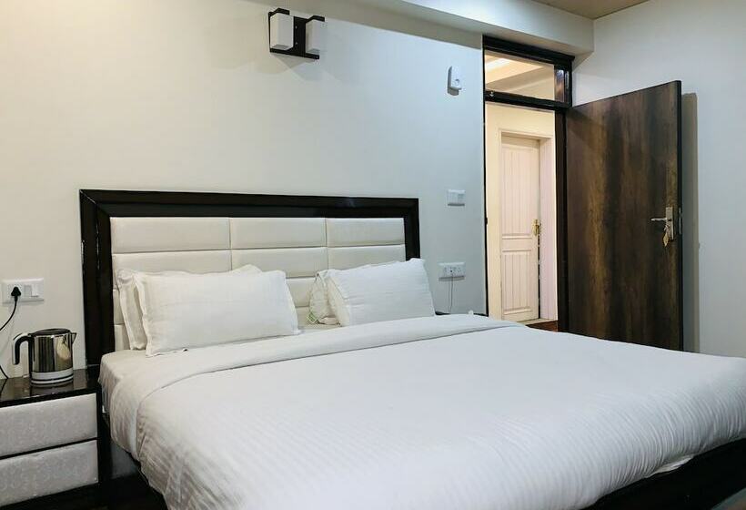 Отель Dusk N Dawn