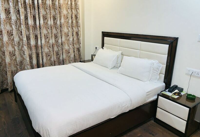 Отель Dusk N Dawn